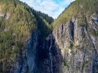 Steilwand mit Wasserfall Einschnitt im Aurlandsfjord